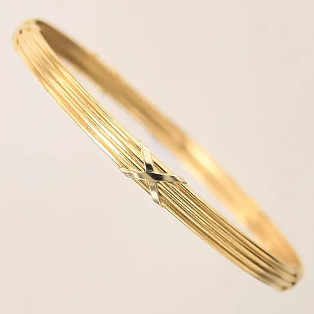 Armring med dekor, Ø6,5cm, ostämplad, 18K Vikt: 9,5 g