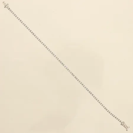 Tennisarmband med diamanter ca 82 x0,02ct, längd 18cm, bredd ca 2mm, vitguld, något ojämn länk, otydlig stämplar, 14K Vikt: 5,7 g