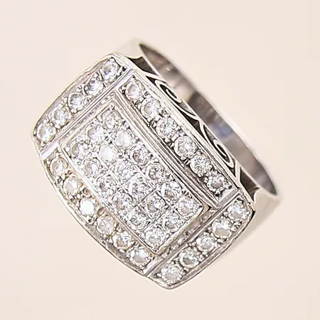 Ring med diamanter, 40 stycken totalt 0,88ctv enligt gravyr, samt dekor, stl 17¼, bredd 8-13mm, år 1977, vitguld, 18K  Vikt: 14,1 g