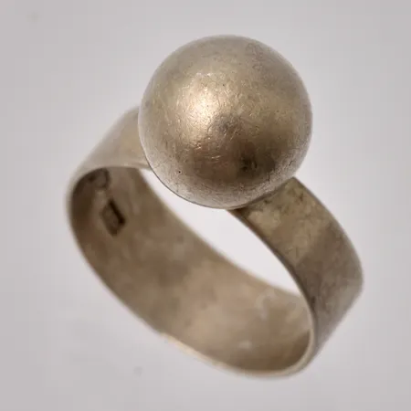 Ring i silver, stl 16½, bredd 7-10mm, 830/1000, tillverkad av Evir Guldvaruaktiebolaget, år 1971, vikt 3,86g.