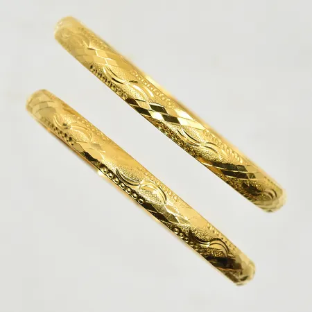 2 stela armringar med mönsterdekor, Ø62 mm, bredd 7 mm, 21K. Vikt: 24,3 g