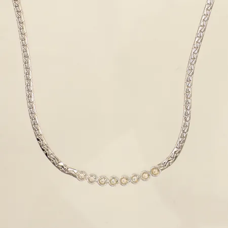Collier med vita stenar, längd 42cm, bredd ca 3-4mm, delvis matterad, 835/1000 silver  Vikt: 16,3 g