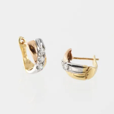 Örhängen paret med diamanter på ca 0.30 ct,  höjd ca 11.7 mm,18k. Vikt: 3,8 g