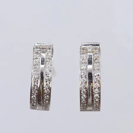 Ett par örhängen med 8/8-slipade diamanter ca 56x0,005ct, Ø13,5mm, bredd 4,2mm. 18K Vikt: 7,8 g