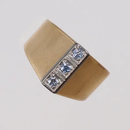 Ring med blåa stenar, stl15¾, bredd 4-6mm, 18K  Vikt: 3,2 g
