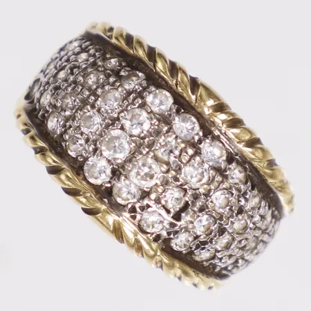 Ring, vita stenar, stl 17, bredd 4,5-12,5mm, skev, 18K Vikt: 5,5 g