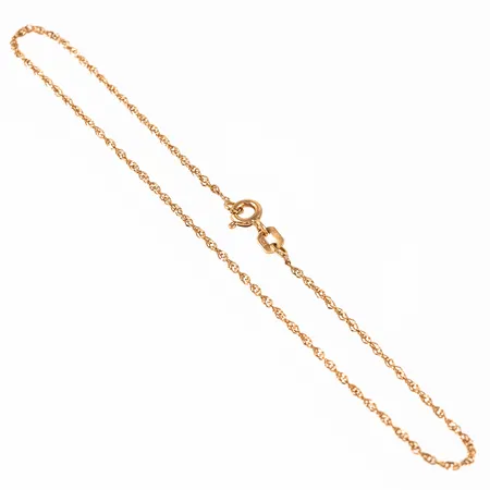 Vristlänk singapore i 18K guld. Den är 23 cm lång, 1,3 mm bred och väger 1,1g. Springring.