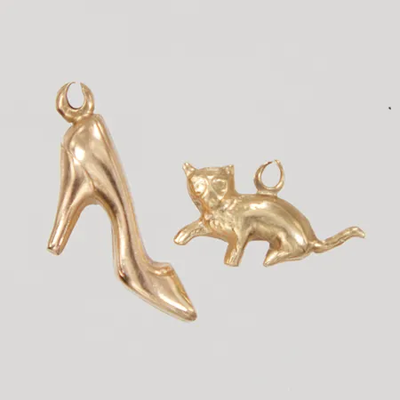 2 Hängen, katt, klacksko, uppklippta öglor, 14K,  Vikt: 1,9 g