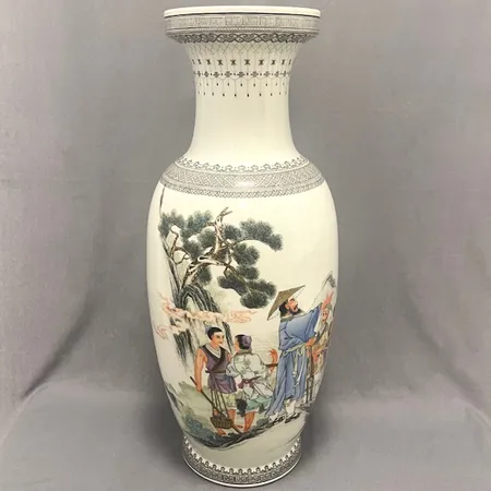 Golvurna med dekor, Kina, 1960-1970, höjd ca 61cm, åldersbetingat slitage.  Specialfrakt, kontakta pantbankskontoret för mer information.