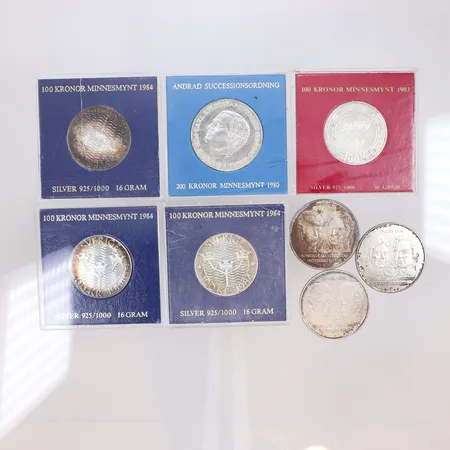 Diverse Minnesmynt 3st 50 Kr 1976, 1st 200 kr 1980 Succesionsrätten, 3st 100 kr 1984 "Förtroende, Säkerhet, Nedrustning" 1st 100 kr 1983 Sveriges Riksdag, slitage silver 925/1000 Vikt: 171,9 g