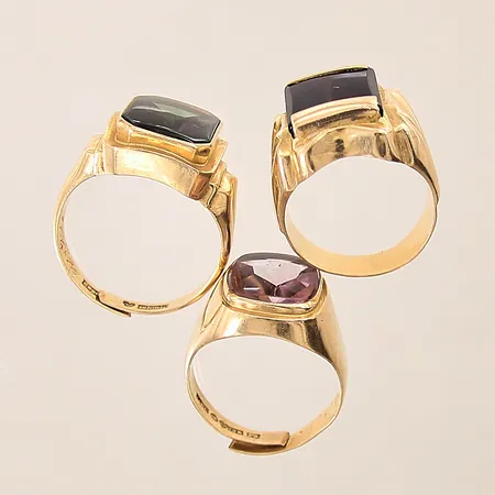 Ringar, tre stycken, med stenar, avklippta, bucklor, nagg, 18K  Vikt: 25,9 g