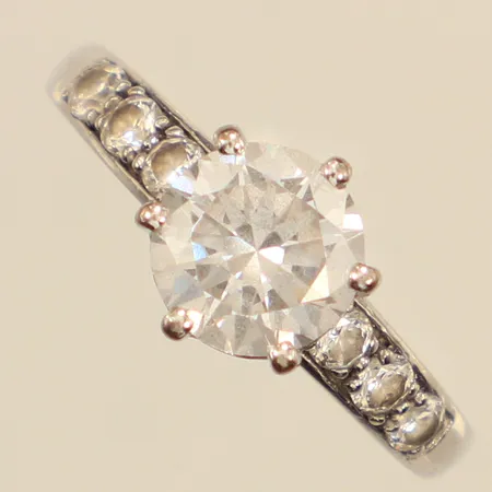 Ring, vita stenar, stl 16, bredd 1,6-8,1mm, vitguld, GHA, 18K  Vikt: 3,6 g