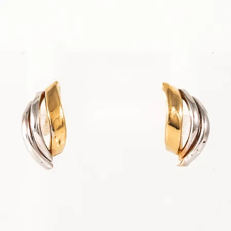 Örhängen i 18K guld. De är 6,8 mm breda, 13,3 mm långa och väger 0,7g. Snurrebussar saknas, men nya i plast medföljer. 