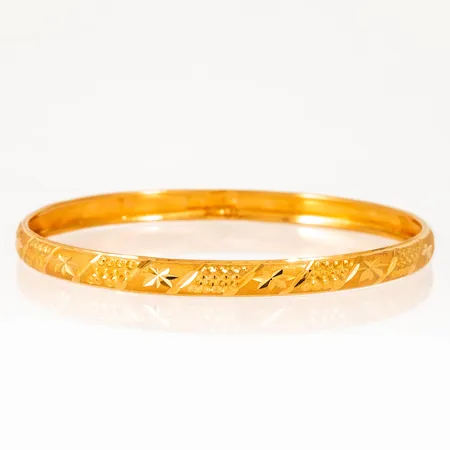 Armring i 22K guld med mönsterdekor. Innermått Ø 64 mm. Den är 5,7 mm brett och väger 8,8g. 