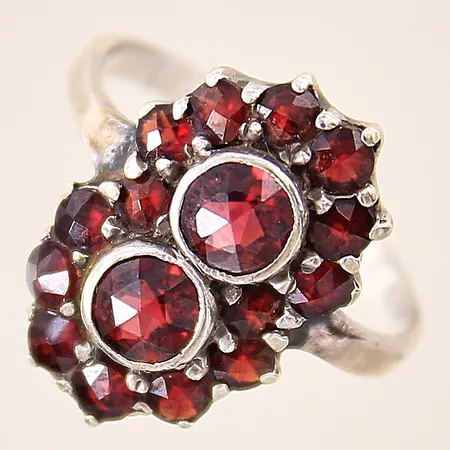 Ring med granater, stl 16¼, bredd 1,8-16,5mm, silver 835/1000  Vikt: 3,3 g