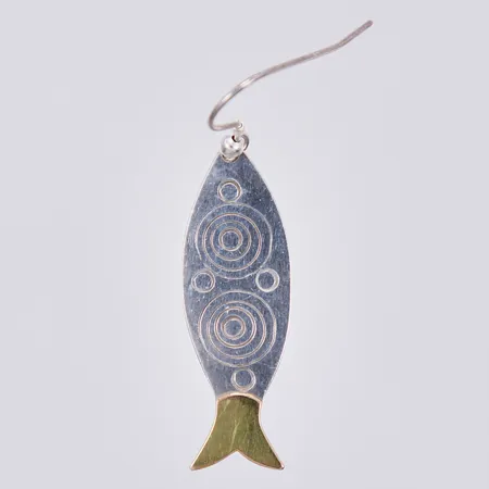 Ett örhänge Fisk med detalj i 18K guld, längd ca 3,6cm, bredd ca 12mm, 925/1000 silver  Vikt: 3,6 g