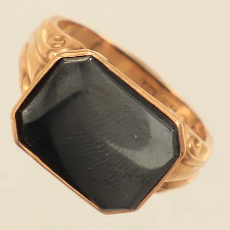 Klackring med hematit, stl 16, bredd ca 3-12mm, skev, 18K Vikt: 5,3 g