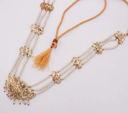 Collier, tygsnöre, plastpärlor, regelbar längd, bredd 5-33mm, 9K. Bruttovikt 31,0g Vikt: 0 g