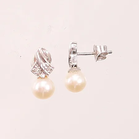Ett par örhängen, diamanter 4x ca 0,04ct, 14mm, pärlor ca 6mm, 18K 2,6g.