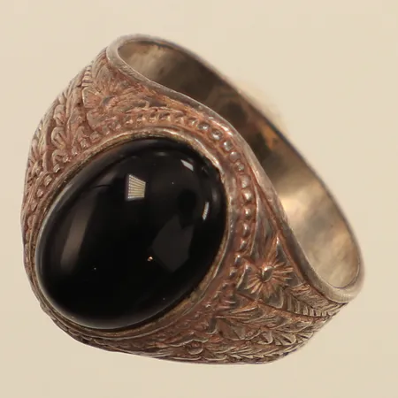 Ring med onyx, stl 19¾, bredd ca 4-17mm, 925/1000 silver  Vikt: 5,2 g