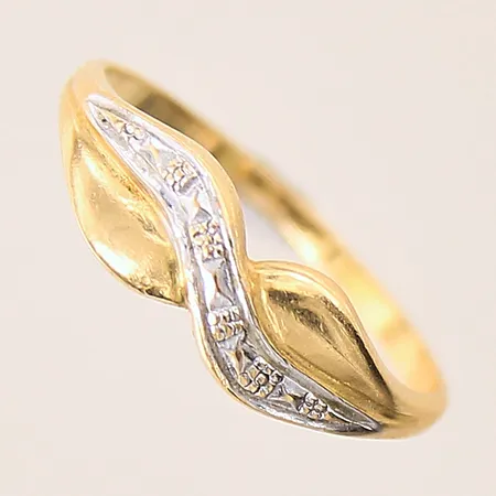 Ring med vitguldsdetaljer, stl 16¾, bredd 1,5-5,9mm, skev, 18K Vikt: 1,9 g