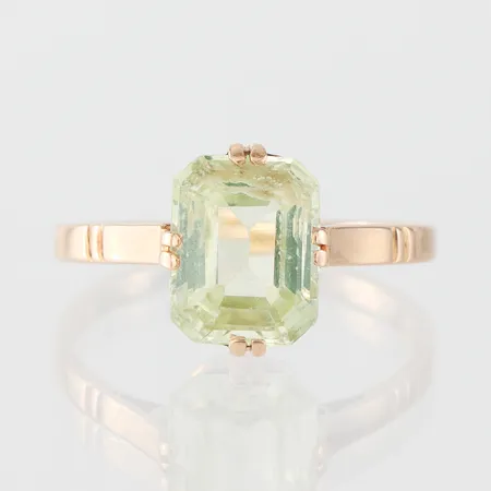 Ring med sten, storlek 17 ½ mm, bredd 1.6-10.5 mm, 18k. Vikt: 2,7 g