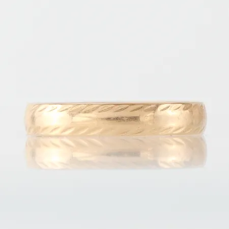 Ring mönstrad med gravyr, storlek 17 mm, bredd 3.4 mm, 18k. Vikt: 1,6 g