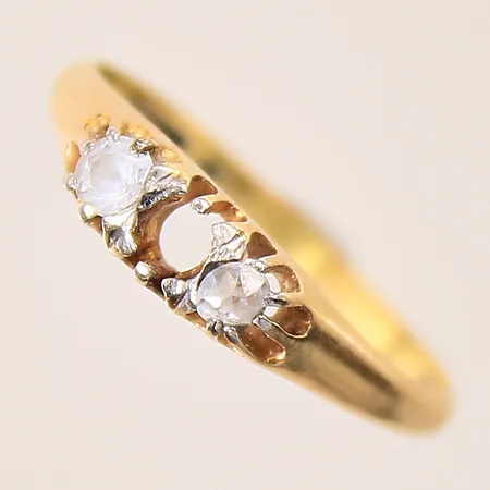 Ring med vita stenar, stl 17½, bredd 1,5-4mm, en sten saknas, 18K  Vikt: 2,4 g