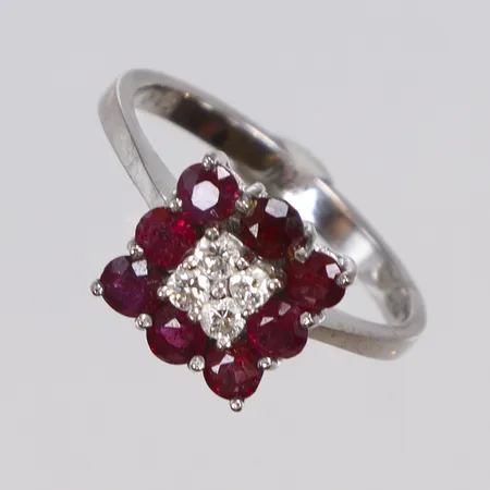 Ring i vitguld med diamanter 4xca0,03ct samt röda stenar stl 17½ bredd 2-9mm, 18K Vikt: 3,8 g