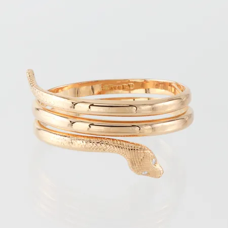Armband stelt i form av orm med 2 st diamanter på totalt 0.12 ct enligt inskription, Håkanssons guld Karlstad 1982, längd ca 6.5 cm, 18k. Vikt: 100 g