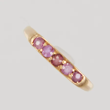 Ring med rosa stenar, stl 15¼, bredd 0,3-2,8mm, gravyr, något skev skena, vass/tunn skena, 18K,  Vikt: 1,3 g