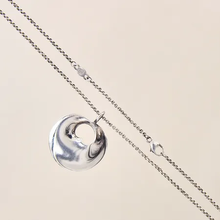 Kedja Ankar längd 44,5cm, bredd 1,5mm, med hänge, 29x24mm, Hidden Heart, Georg Jensen, design: Vivianna Torun Bülow-Hübe, repig, silver 925/1000  Vikt: 6,9 g