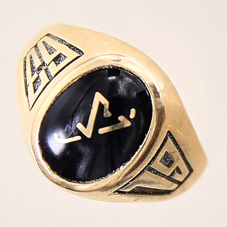Ring med svart sten, stl 16¾, bredd 3,4-15mm, monogram, 10K Vikt: 9,4 g