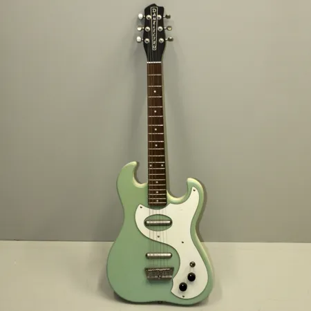 Elgitarr, Danelectro, 63 reissue, keengreen, 19 band, greppbräda i Rosewood, c-shape, lipstickmikrofoner, mastervolym, mastertone, 3-vägs omkopplare, hårdvara i matt nickel, made in China, serie-nr 026508, inga tillbehör.