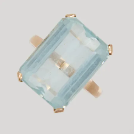 Ring stl 17¼, ljusblå sten, bredd 2-17mm, ostämplad, 18K. Bruttovikt: 7,1g Vikt: 0 g