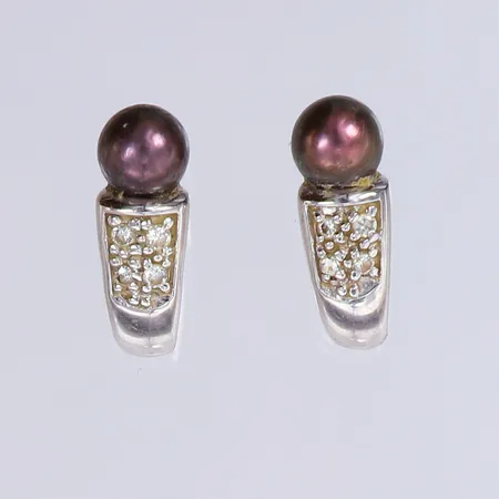 Ett par örhängen med  8/8-slipade diamanter 8xca0,005ct och färgad odlad pärla, ca 13,9x5,1mm, vitguld, skadade pärlor. 18K  Vikt: 2,3 g