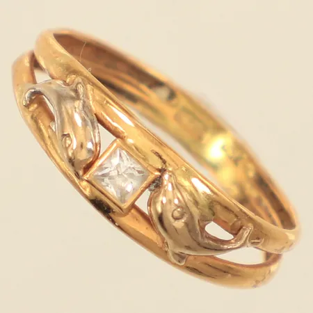 Ring med vit sten, stl 18, bredd ca 3-6mm, skev, 18K Vikt: 1 g