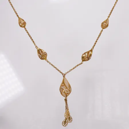 Collier, integrerat hänge, genombruten dekor, längd 67cm, bredd 2-15mm, hängdel 7cm, längd 21K  Vikt: 14,7 g