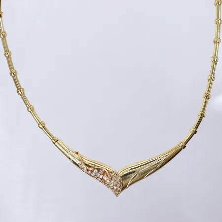 Collier halvstelt med 8/8-slipade diamanter 25x0,01-0,02ct samt en vit sten, ca 45cm, bredd 2,8-16mm, en diamant skadad. 14K  Vikt: 30,9 g