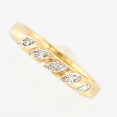 Ring med diamanter 5st 0,06ctv, stl 16¾, bredd 3mm, GHA, 18K Vikt: 3,4 g