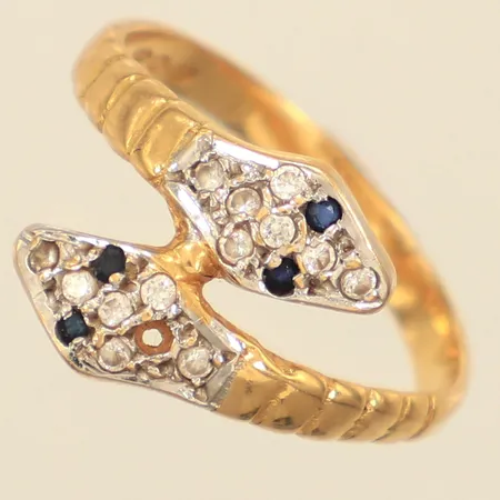 Ring med blå samt vita stenar, stl 17½, bredd ca 2-12mm, saknar sten, 18K  Vikt: 3,2 g