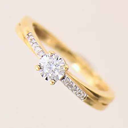 Ring med diamanter 1 x ca 0,07ct, 10 x ca 0,005ct, stl 16, bredd 2-4mm, GHA, vitguldsdetaljer, 18K  Vikt: 2,7 g