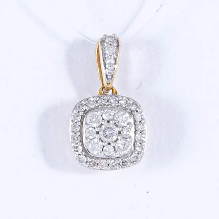 Hänge i 18K guld med diamanter. 1 x ca 0,03ct, 4 x ca 0,02ct, 6 x ca 0,01ct, 22 x ca 0,005ct. Det är 6,8 mm brett, 12 mm långt inkl. ögla och väger 0,8g. GHA, 750.