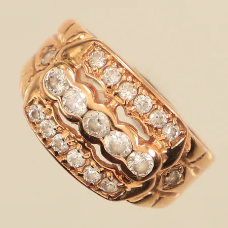Ring, vita stenar, stl 17¾, bredd 3,1-11,3mm, 18K Vikt: 4,5 g