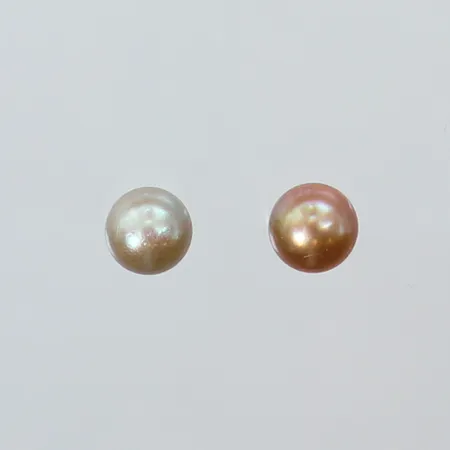 Ett par örhängen med odlade saltvattenpärlor, Ø6mm, 18K.  Vikt: 1,4 g