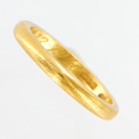 Ring slät, stl: 17½, bredd: 2,5mm, gravyr, 23K,  Vikt: 4,8 g