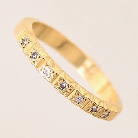 Ring med diamanter 7 x ca 0,01ct, stl 16¾, bredd 3mm, svensk importstämpel, 18K  Vikt: 3,1 g