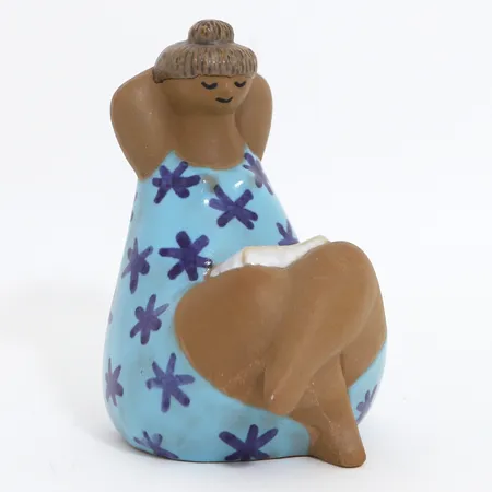 Figurin, "Emma" ur serien ABC-flickorna, stengods, Lisa Larson för Gustavsberg, formgiven 1958, höjd 16cm, signerad undertill, sliten etikett