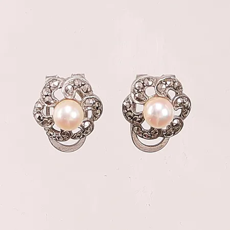 Ett par örhängen, 14mm, pärlor samt markasiter, clips, 830/1000 Silver 4,2g.