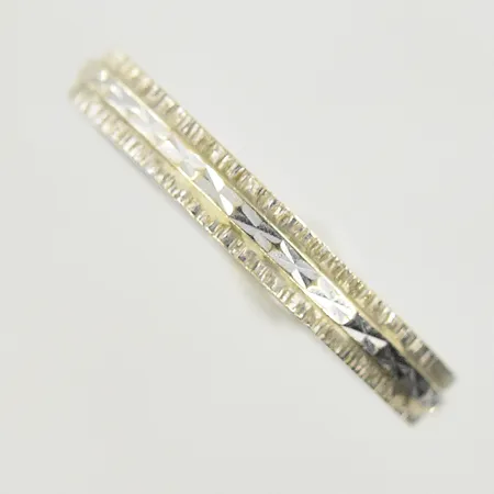 Ring med mönsterdekor, stl 18¼, bredd 3 mm, gravyr, vitguld, 18K. Vikt: 1,9 g